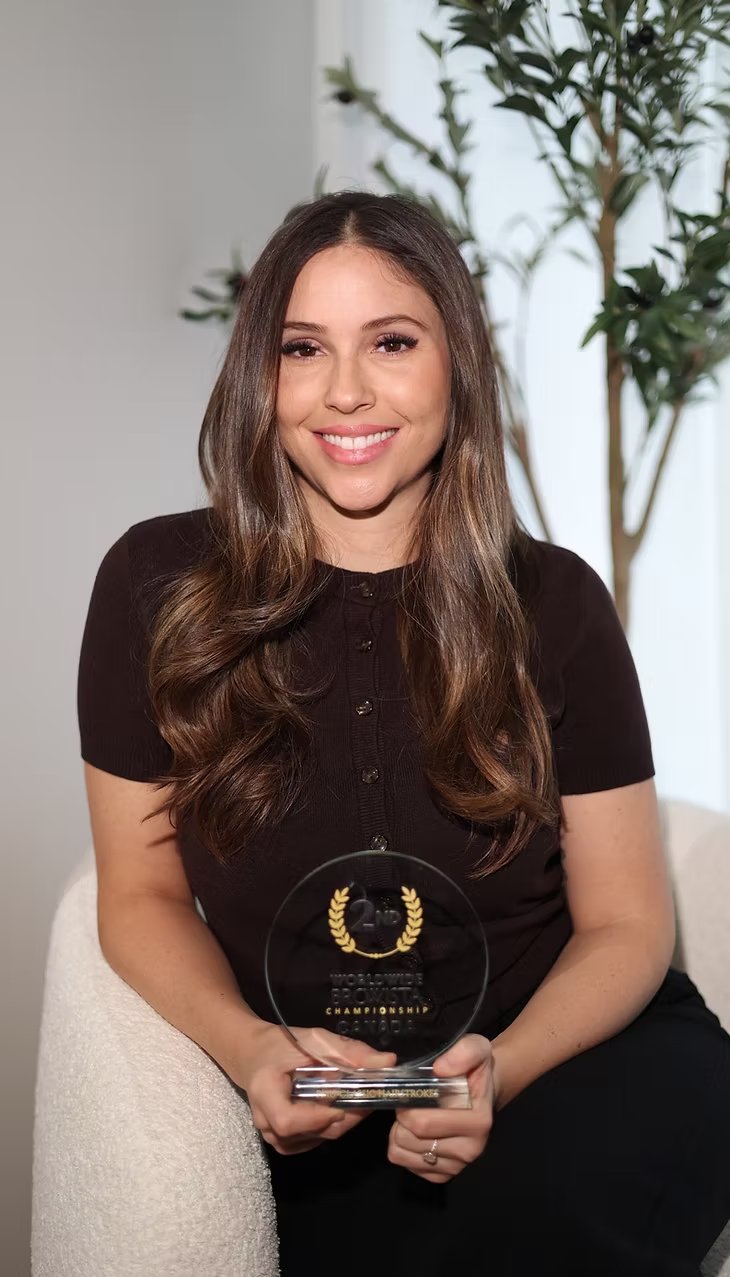 Amanda McGarry, fondatrice de McBeauty, avec son trophée du championnat Browista